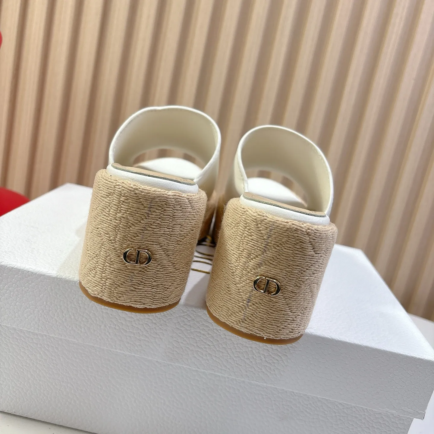 👟👟Ex-factory price 500👟👟 Dior 2025 new spring and summer Attitude women's shoes with color block cross straps wedges CD letter logo hardware buckle thick-soled round toe open-toe sandals Material: imported calfskin upper + water-dyed sheepskin foot lining + original combination outsole Bottom thickness: 6CM Size: 35-41 (40.41 custom-made non-refundable and non-exchangeable)